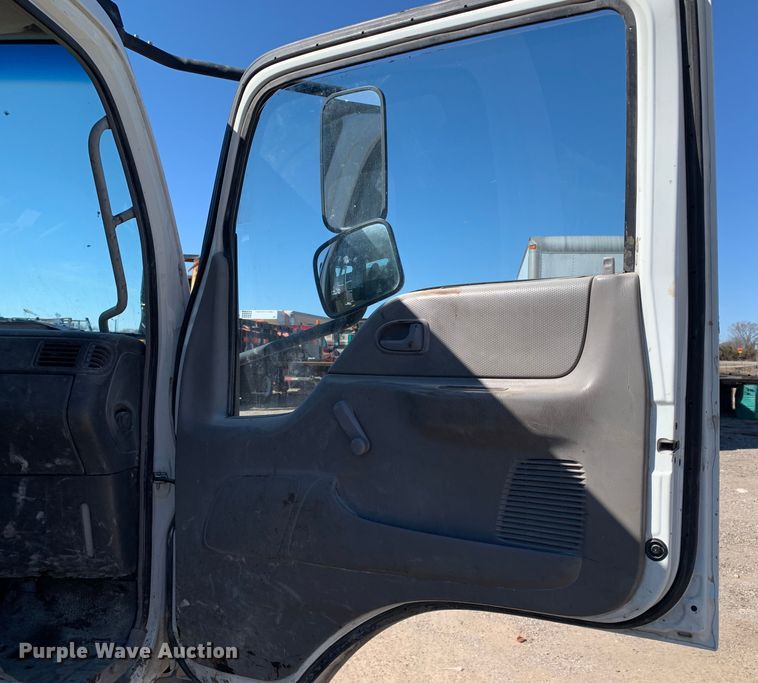 image for item MM9748 2007 International CF600  truck cab and chassis