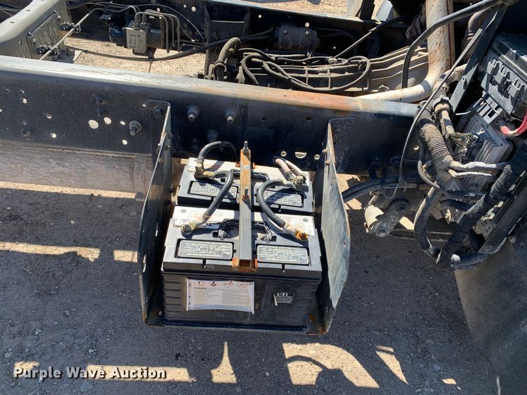 image for item MM9748 2007 International CF600  truck cab and chassis