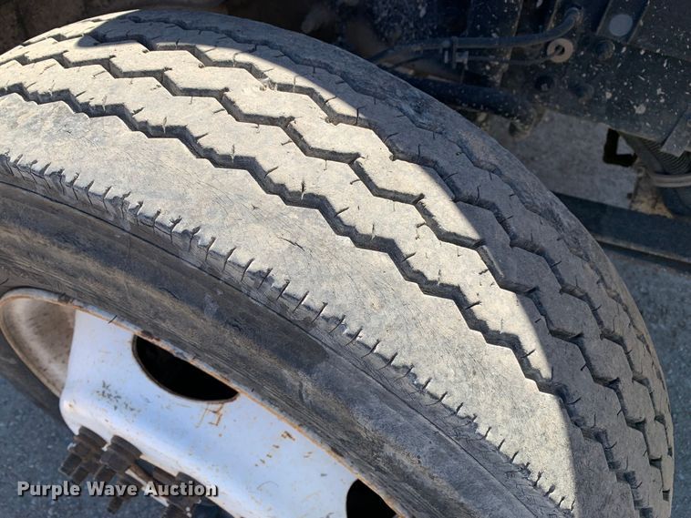 image for item MM9748 2007 International CF600  truck cab and chassis