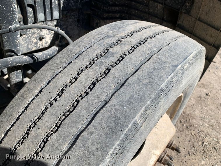 image for item MM9748 2007 International CF600  truck cab and chassis