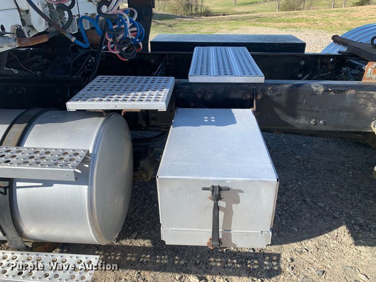 image for item MM9771 1999 Freightliner FL112  semi truck