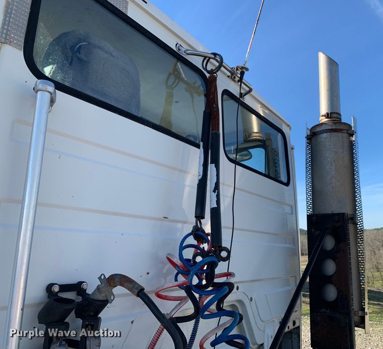 image for item MM9771 1999 Freightliner FL112  semi truck