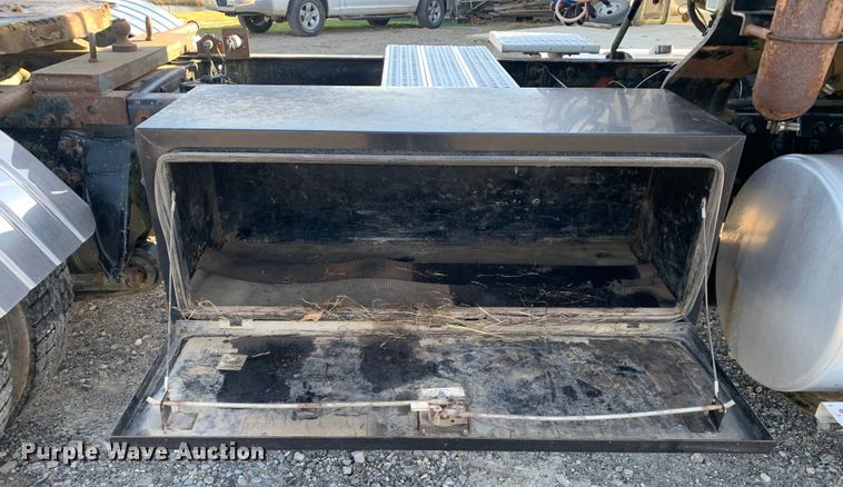 image for item MM9771 1999 Freightliner FL112  semi truck