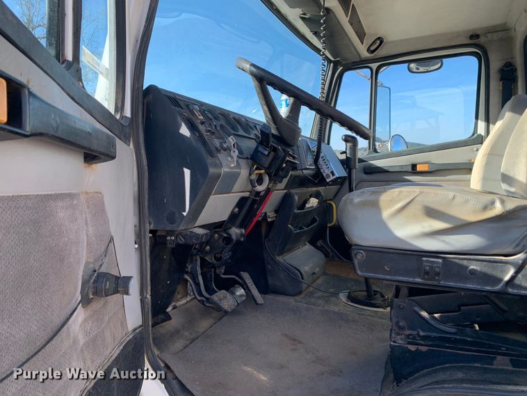 image for item MM9771 1999 Freightliner FL112  semi truck