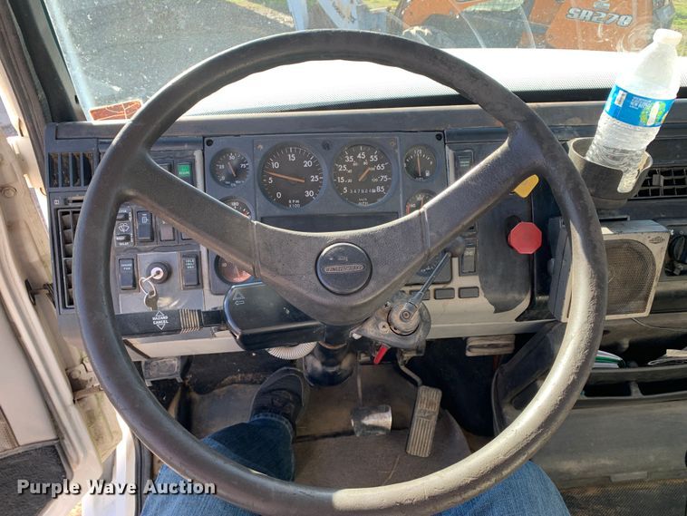 image for item MM9771 1999 Freightliner FL112  semi truck