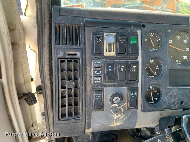 image for item MM9771 1999 Freightliner FL112  semi truck