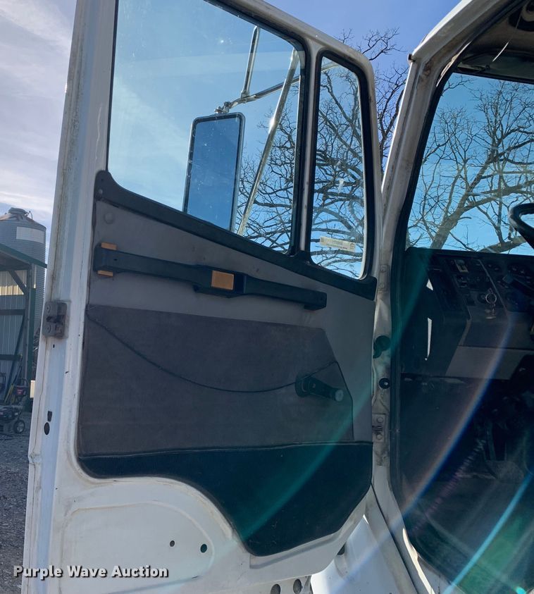 image for item MM9771 1999 Freightliner FL112  semi truck