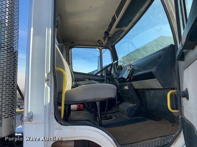 image for item MM9771 1999 Freightliner FL112  semi truck