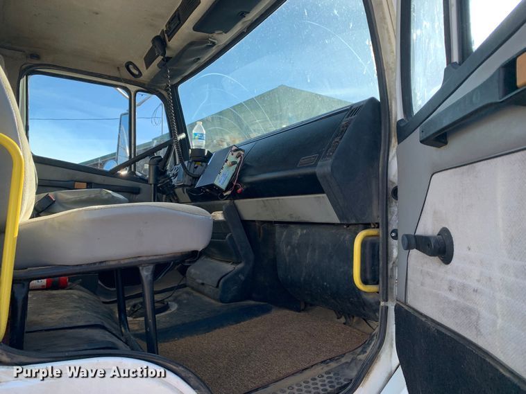 image for item MM9771 1999 Freightliner FL112  semi truck