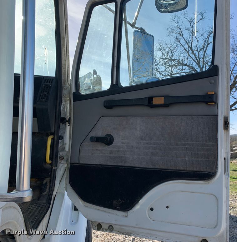 image for item MM9771 1999 Freightliner FL112  semi truck