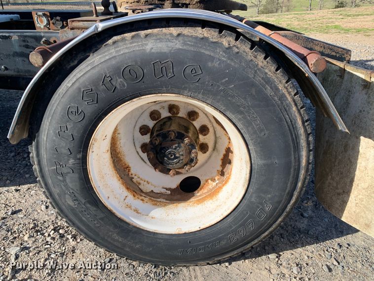 image for item MM9771 1999 Freightliner FL112  semi truck