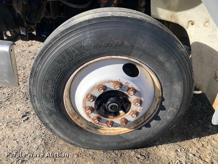 image for item MM9771 1999 Freightliner FL112  semi truck