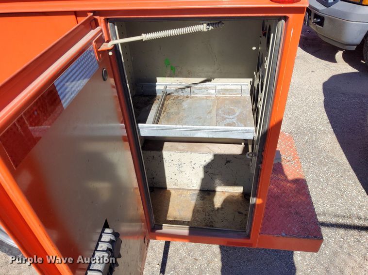 image for item DG5382 2011 Ford F250 Super Duty  Crew Cab utility bed pickup truck