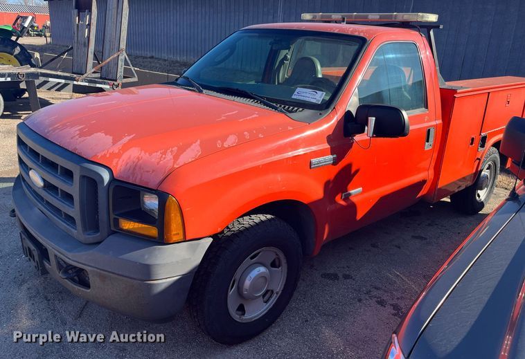 image for item DG5386 2006 Ford F250 Super Duty  utility bed pickup truck