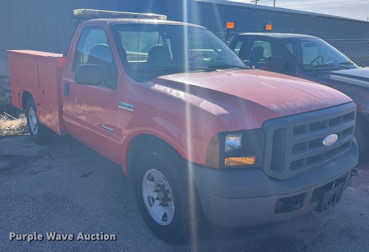 image for item DG5386 2006 Ford F250 Super Duty  utility bed pickup truck