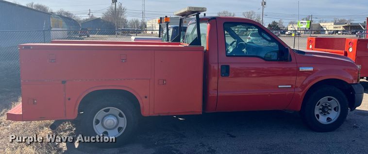 image for item DG5386 2006 Ford F250 Super Duty  utility bed pickup truck