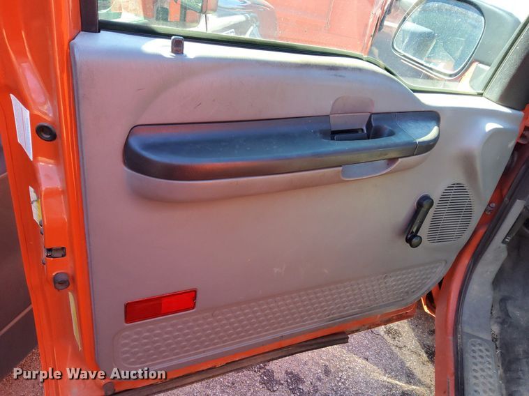 image for item DG5386 2006 Ford F250 Super Duty  utility bed pickup truck