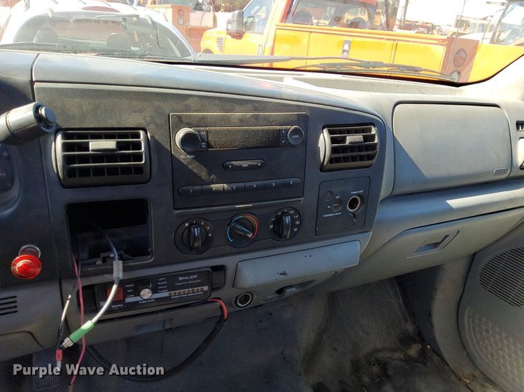 image for item DG5386 2006 Ford F250 Super Duty  utility bed pickup truck