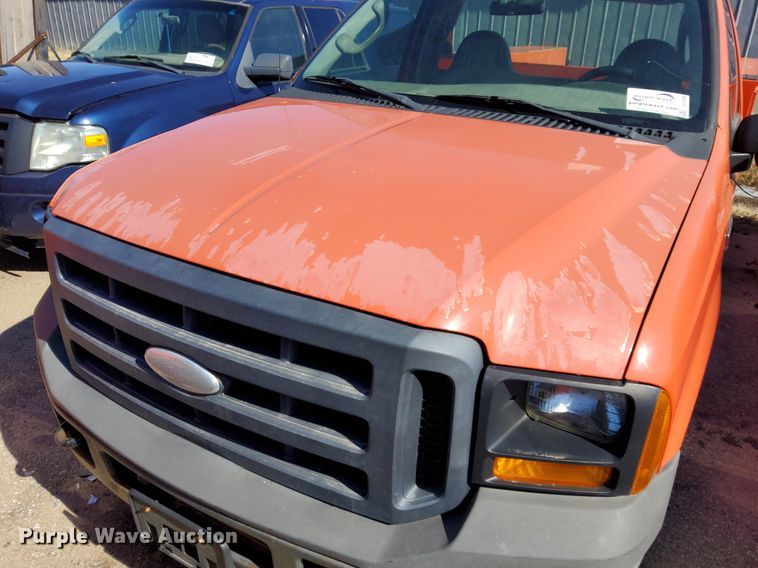 image for item DG5386 2006 Ford F250 Super Duty  utility bed pickup truck