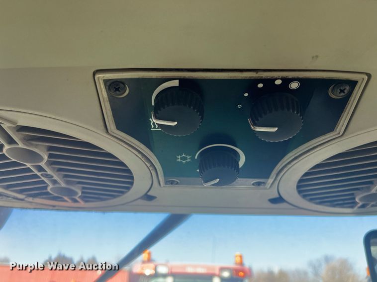 image for item DG5391 2005 John Deere 6415  tractor