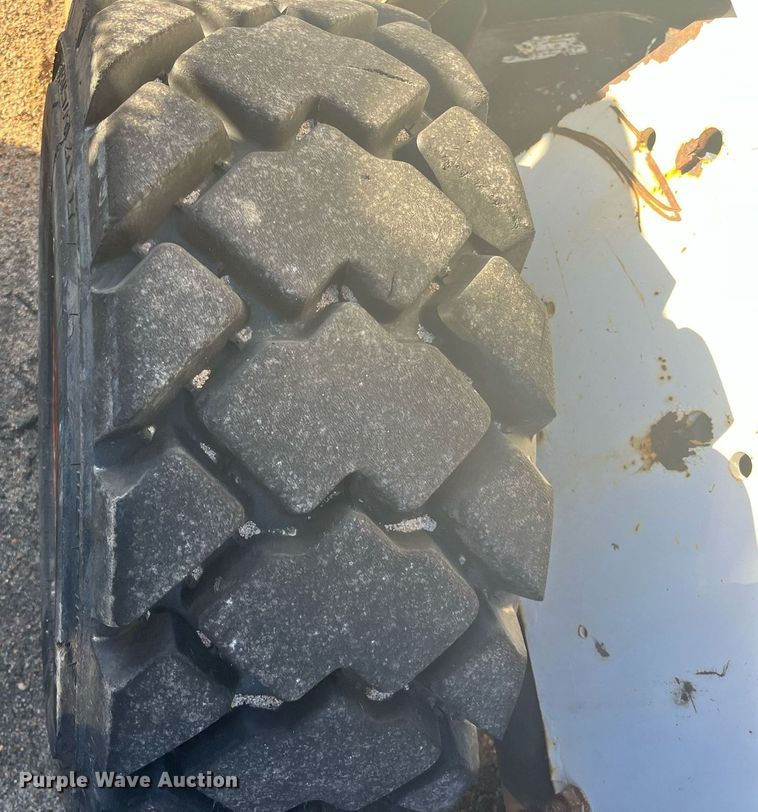 image for item DG5394 2001 Bobcat 863  skid steer loader