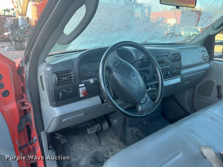 image for item DG5396 2006 Ford F250 Super Duty  utility bed pickup truck