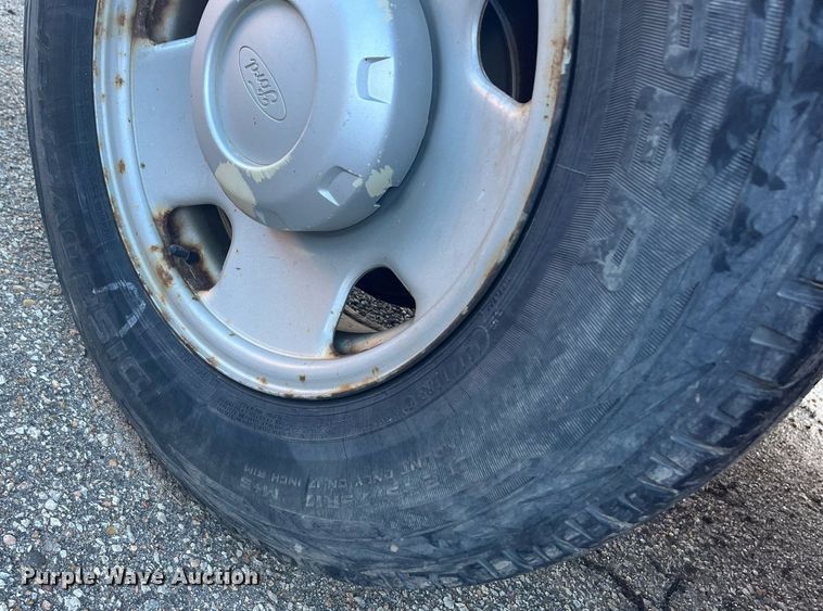 image for item DG5396 2006 Ford F250 Super Duty  utility bed pickup truck