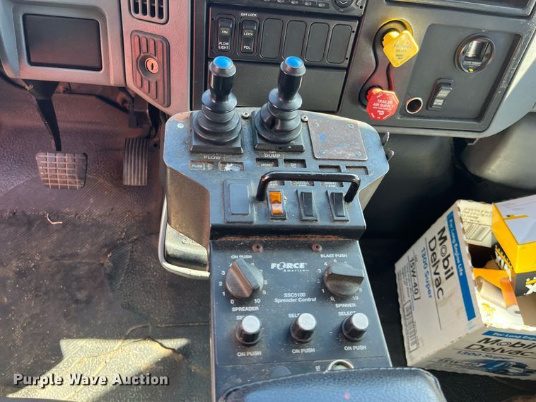 image for item DG5412 2007 International 7400  dump truck