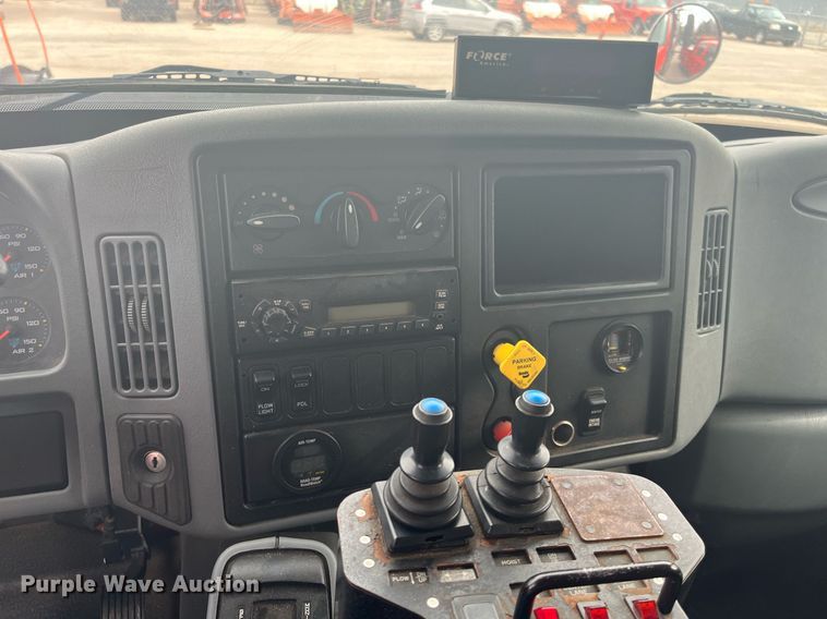 image for item DG5413 2007 International 7400  dump truck