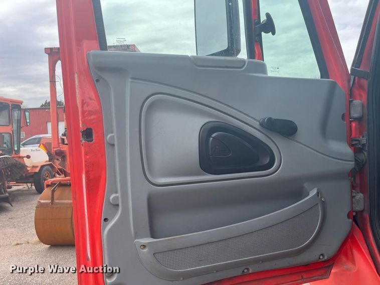 image for item DG5415 2007 International 7400  dump truck