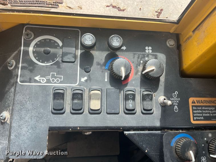 image for item DG5427 2001 John Deere 770CH  motor grader