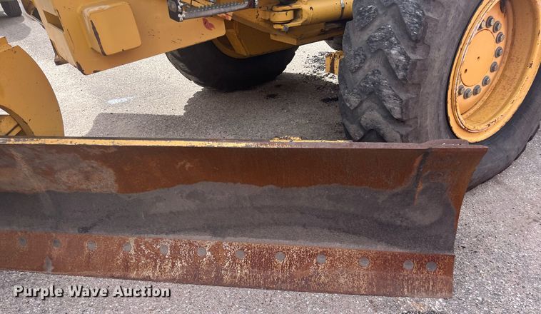 image for item DG5427 2001 John Deere 770CH  motor grader