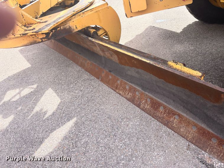 image for item DG5427 2001 John Deere 770CH  motor grader