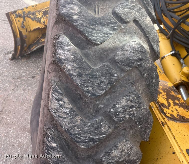 image for item DG5427 2001 John Deere 770CH  motor grader