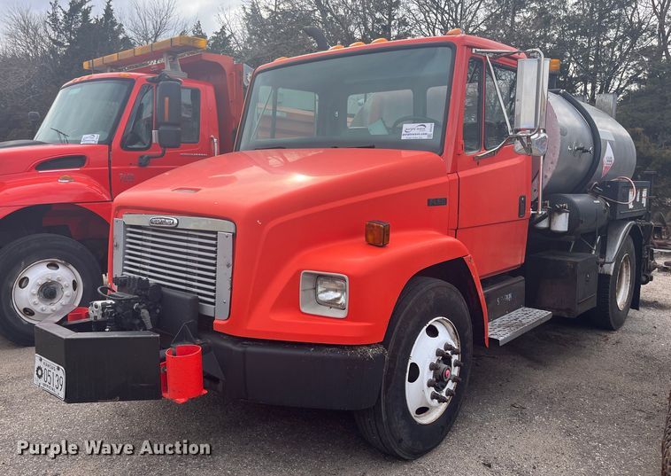 image for item DG5428 2002 Freightliner FL60  oil distributor truck