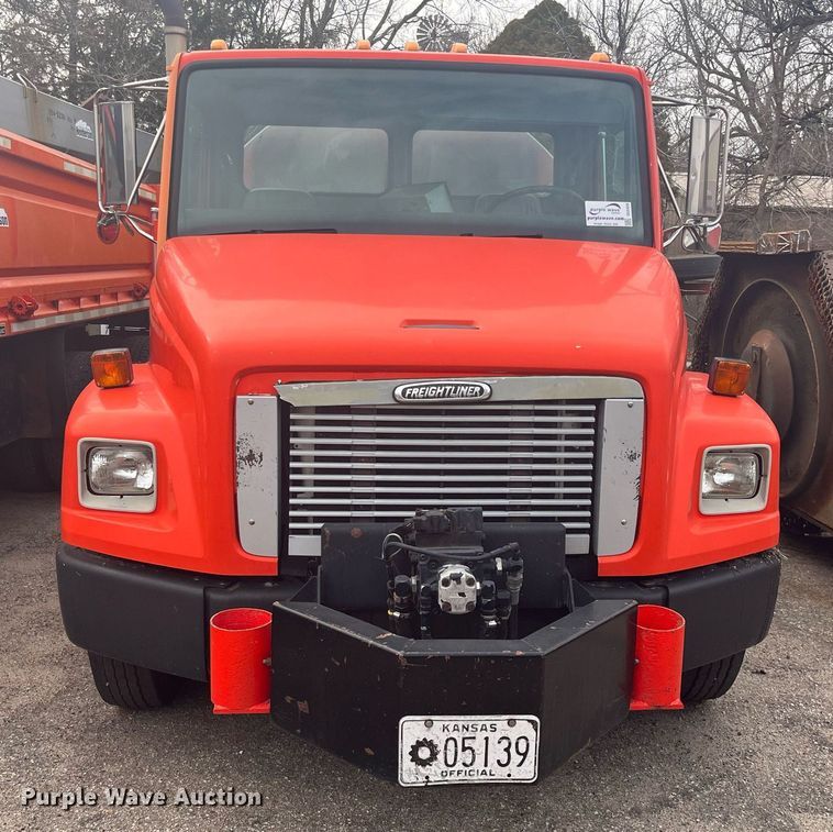 image for item DG5428 2002 Freightliner FL60  oil distributor truck