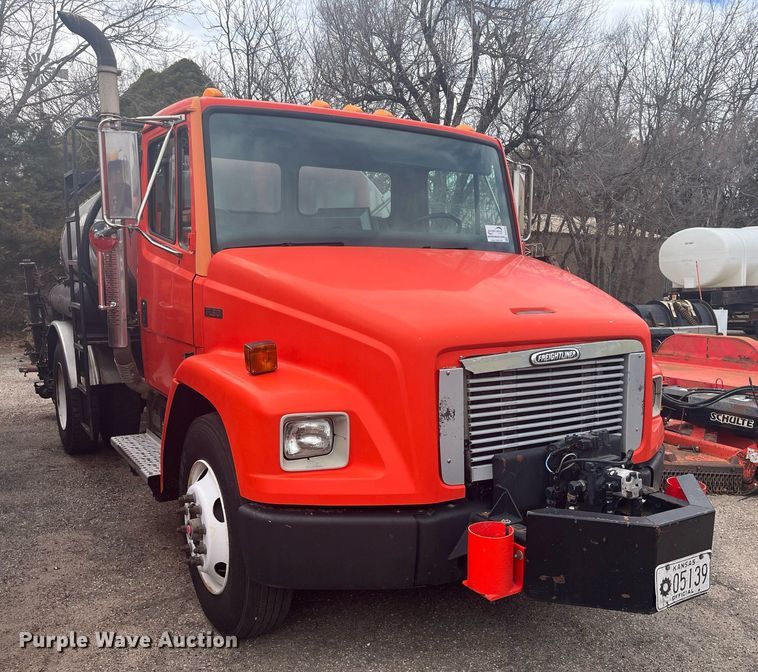 image for item DG5428 2002 Freightliner FL60  oil distributor truck