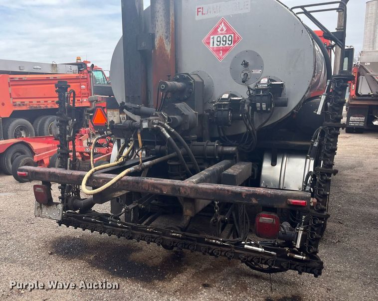 image for item DG5428 2002 Freightliner FL60  oil distributor truck