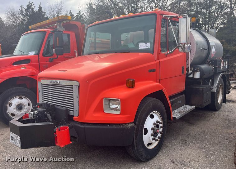 image for item DG5428 2002 Freightliner FL60  oil distributor truck