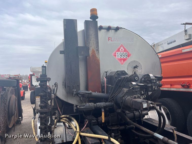 image for item DG5428 2002 Freightliner FL60  oil distributor truck