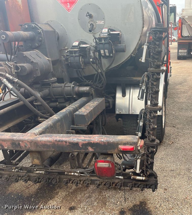 image for item DG5428 2002 Freightliner FL60  oil distributor truck