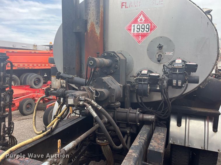 image for item DG5428 2002 Freightliner FL60  oil distributor truck