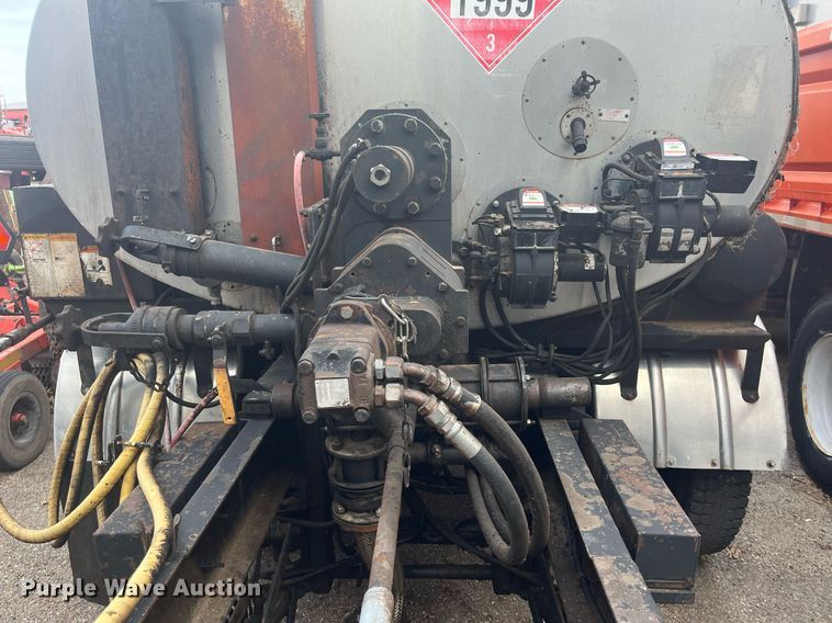 image for item DG5428 2002 Freightliner FL60  oil distributor truck