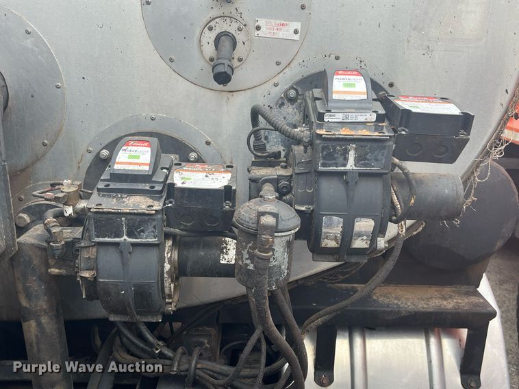 image for item DG5428 2002 Freightliner FL60  oil distributor truck