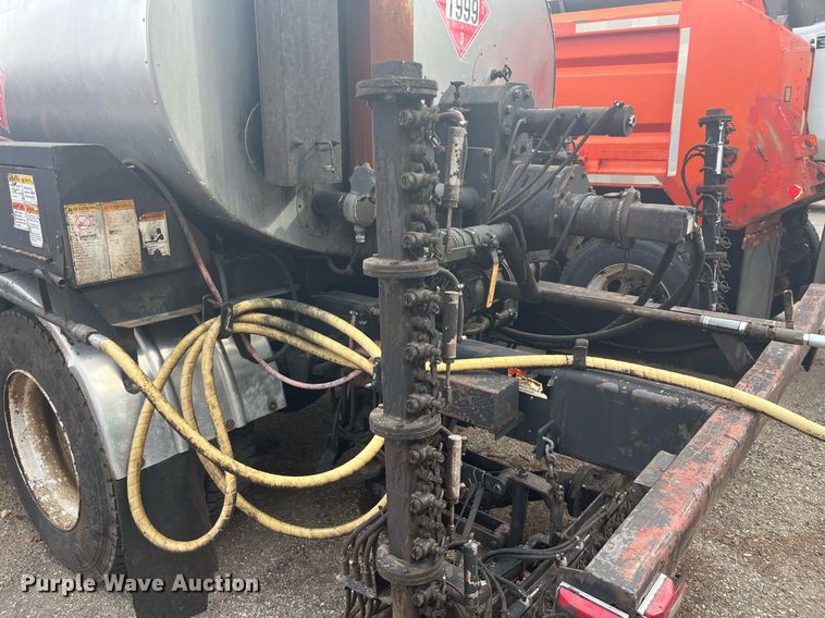 image for item DG5428 2002 Freightliner FL60  oil distributor truck