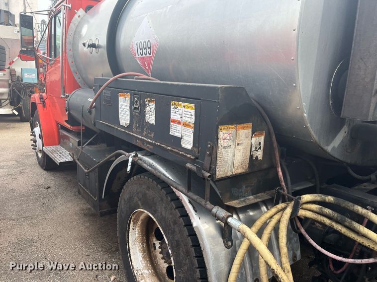 image for item DG5428 2002 Freightliner FL60  oil distributor truck