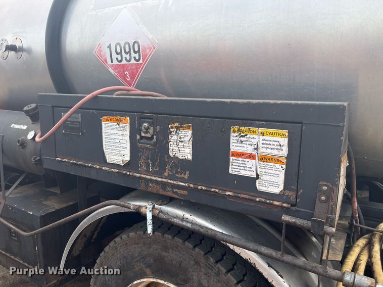 image for item DG5428 2002 Freightliner FL60  oil distributor truck