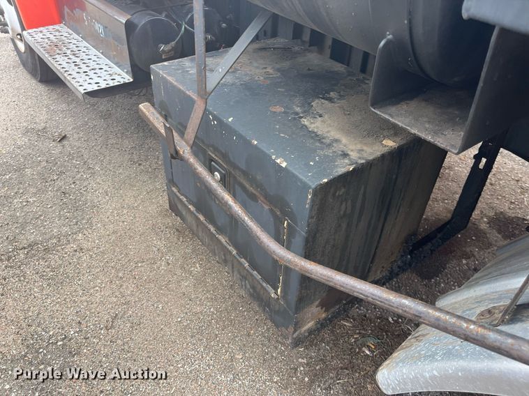 image for item DG5428 2002 Freightliner FL60  oil distributor truck