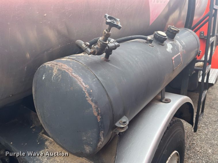 image for item DG5428 2002 Freightliner FL60  oil distributor truck