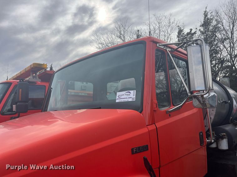 image for item DG5428 2002 Freightliner FL60  oil distributor truck